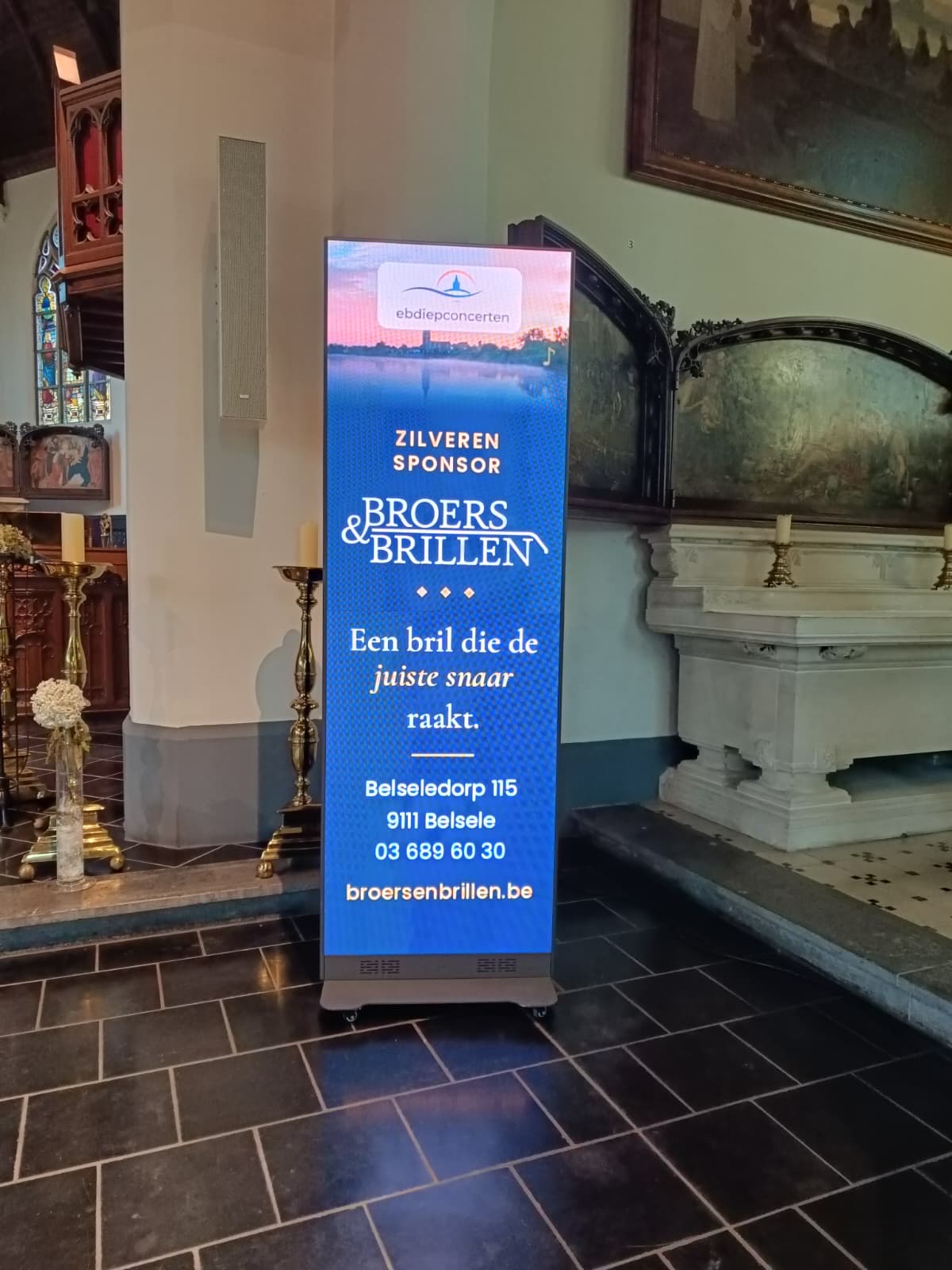 LED-wand in de kerk met het logo van Broers & Brillen