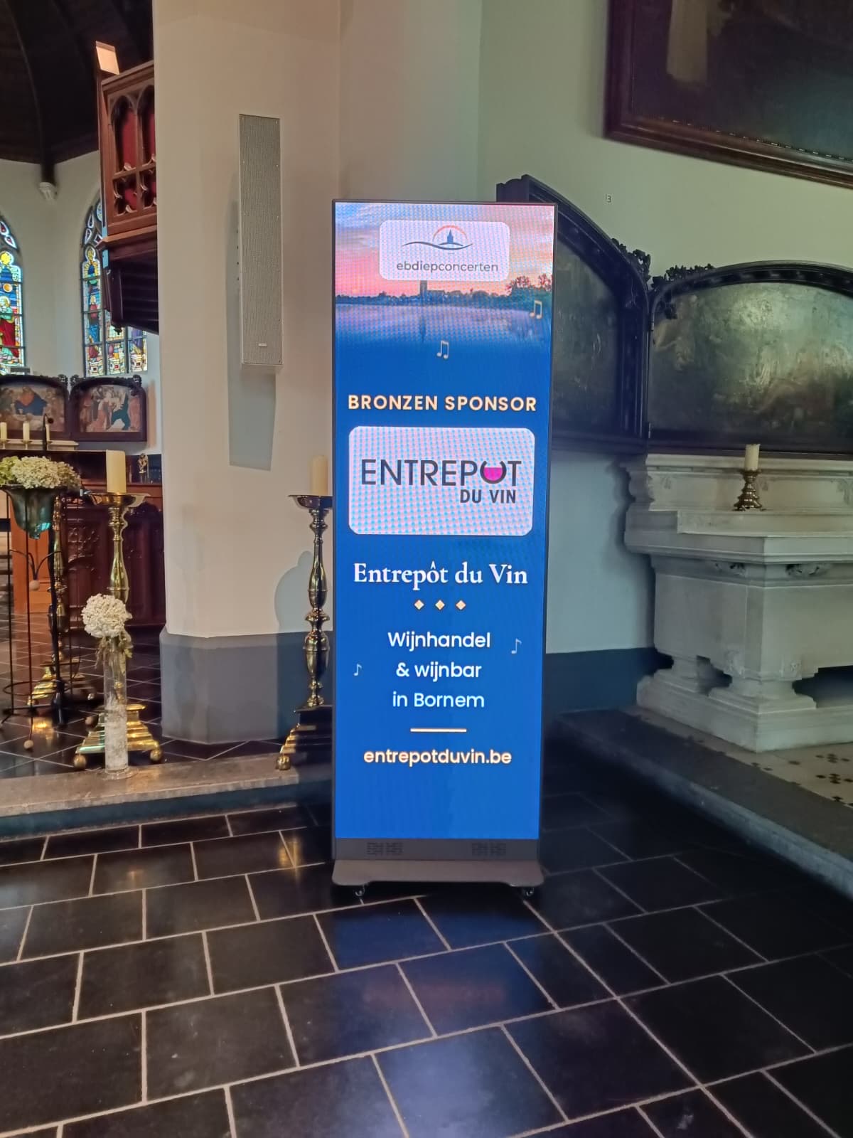 LED-wand in de kerk met het logo van Entrepot du Vin