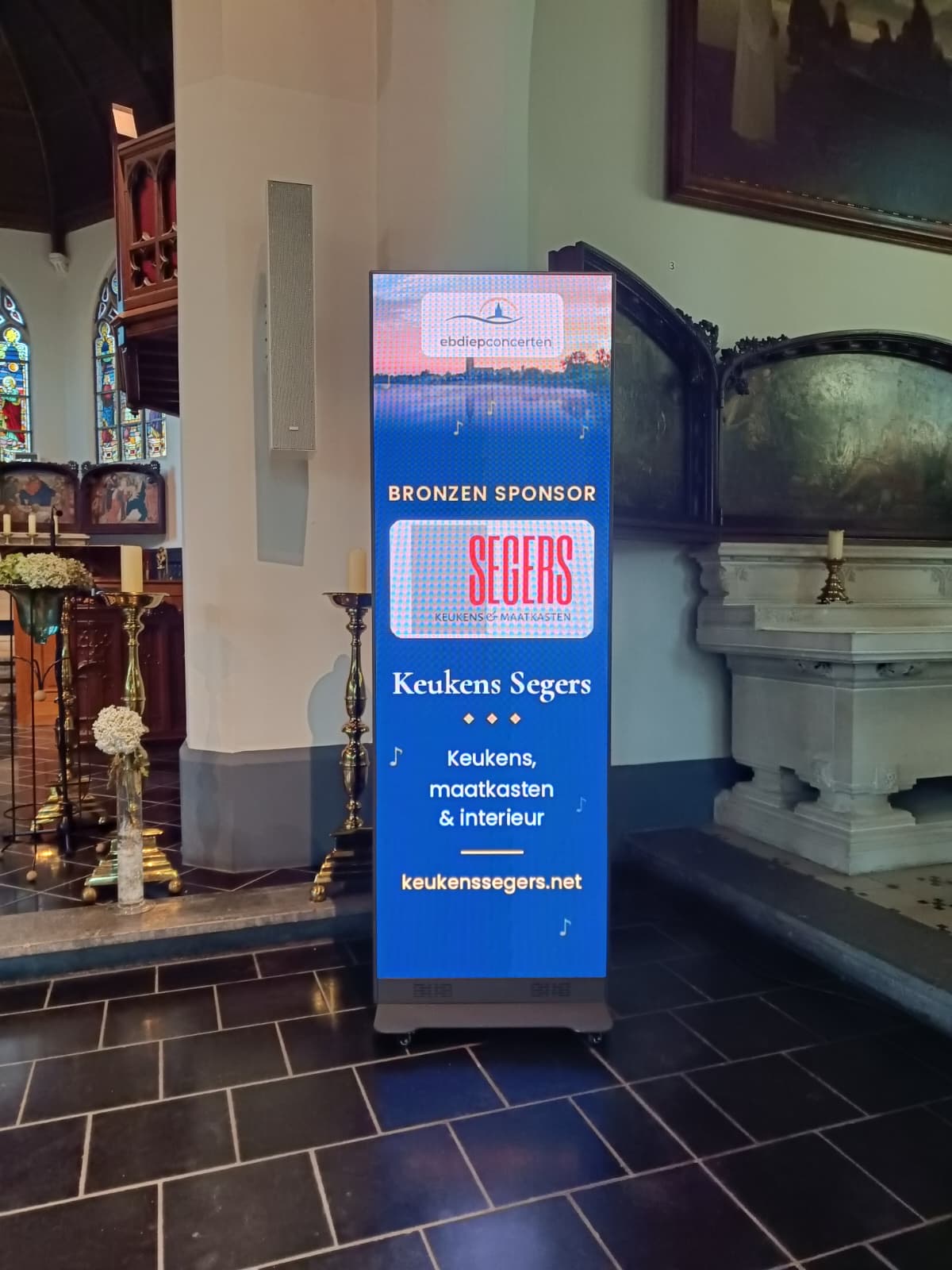 LED-wand in de kerk met het logo van Keukens Segers