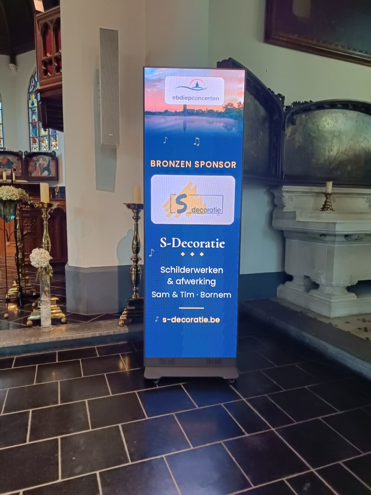LED-wand in de kerk met het logo van S-Decoratie